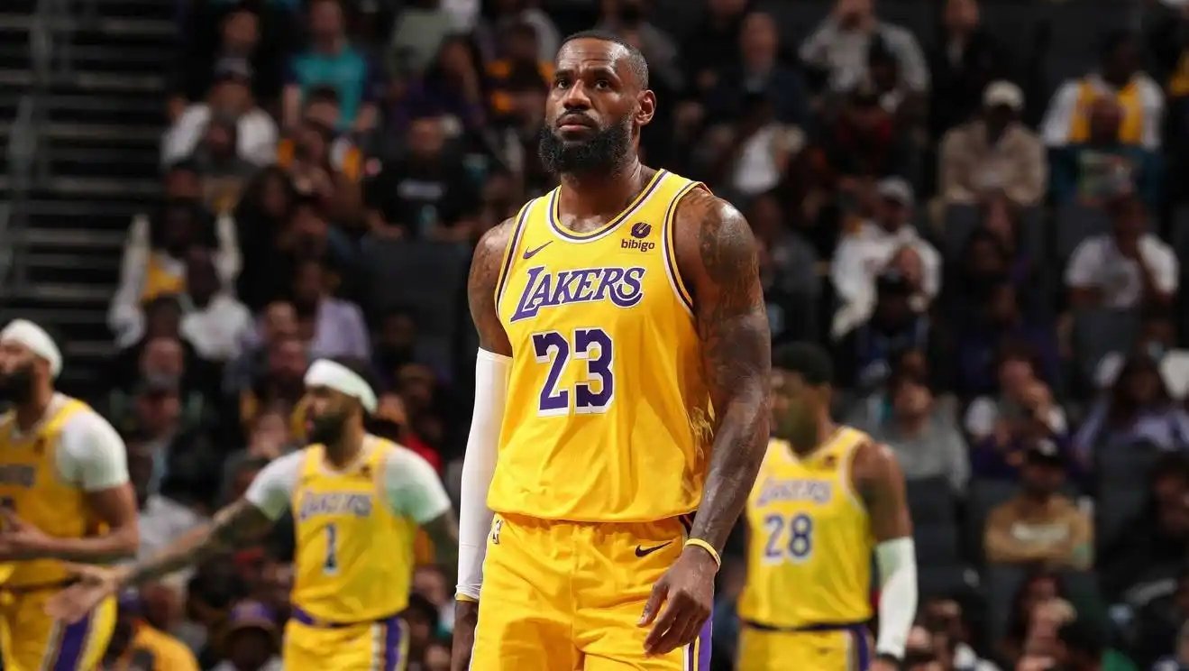 九游体育-詹姆斯在巴塞罗那比赛中刷新纪录，领先优势明显引发热议！再创辉煌时刻-九游体育